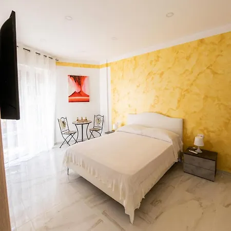 Mary Sant'elia نابولي