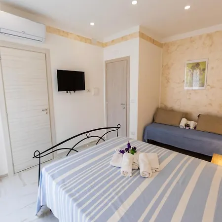 Mary Sant'elia 3* نابولي